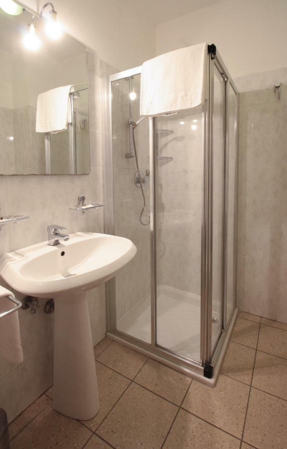 קורג'ו Hotel Rose&Crown מראה חיצוני תמונה