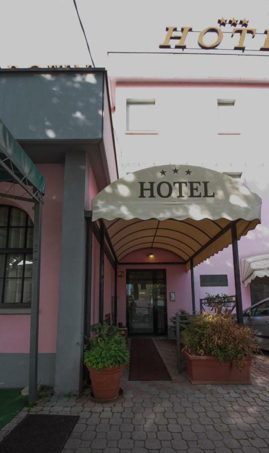 קורג'ו Hotel Rose&Crown מראה חיצוני תמונה